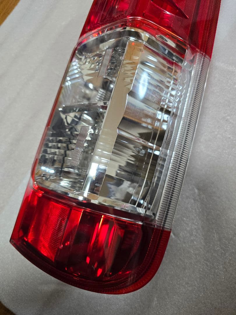 ハイエース 200系 テールライト 純正 TOYOTA 右用 ¹²