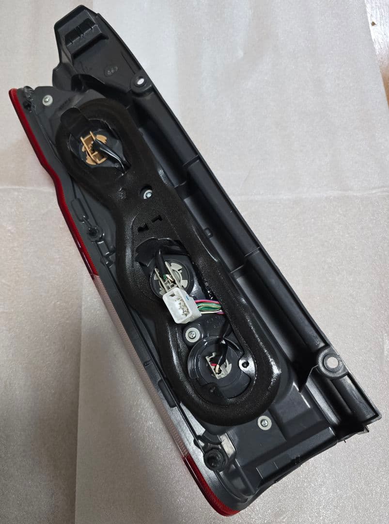 ハイエース 200系 テールライト 純正 TOYOTA 右用 ¹²