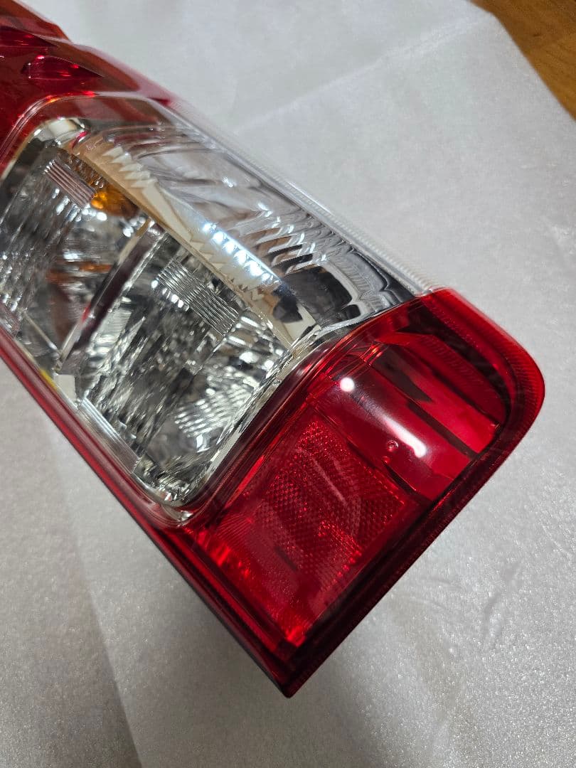 ハイエース 200系 テールライト 純正 TOYOTA 右用 ¹²