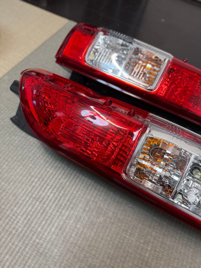トヨタ ハイエース 純正 テールランプ 左右セット 新車外し