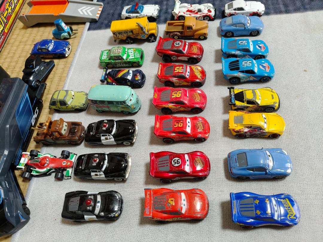 カーズ トミカ ビック回転パーキング ミニカー約30台付き ばら売り不可
