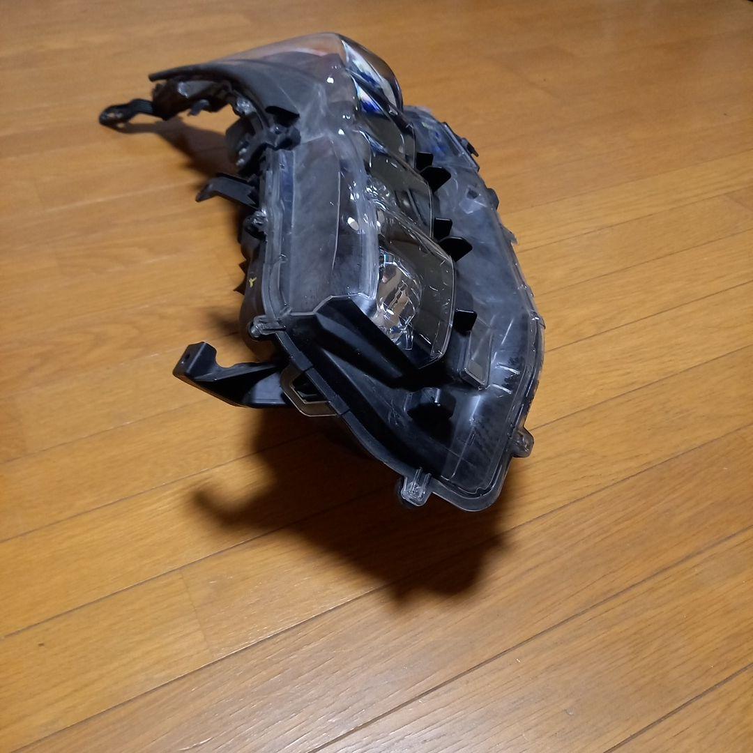 トヨタプリウスプラグインハイブリッド用中古左側ヘッドライトユニット。コイト製品