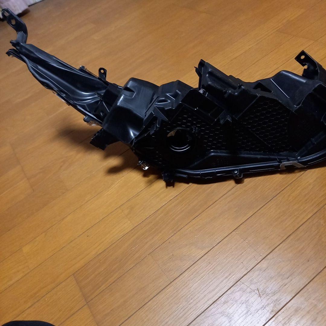トヨタプリウスプラグインハイブリッド用中古左側ヘッドライトユニット。コイト製品