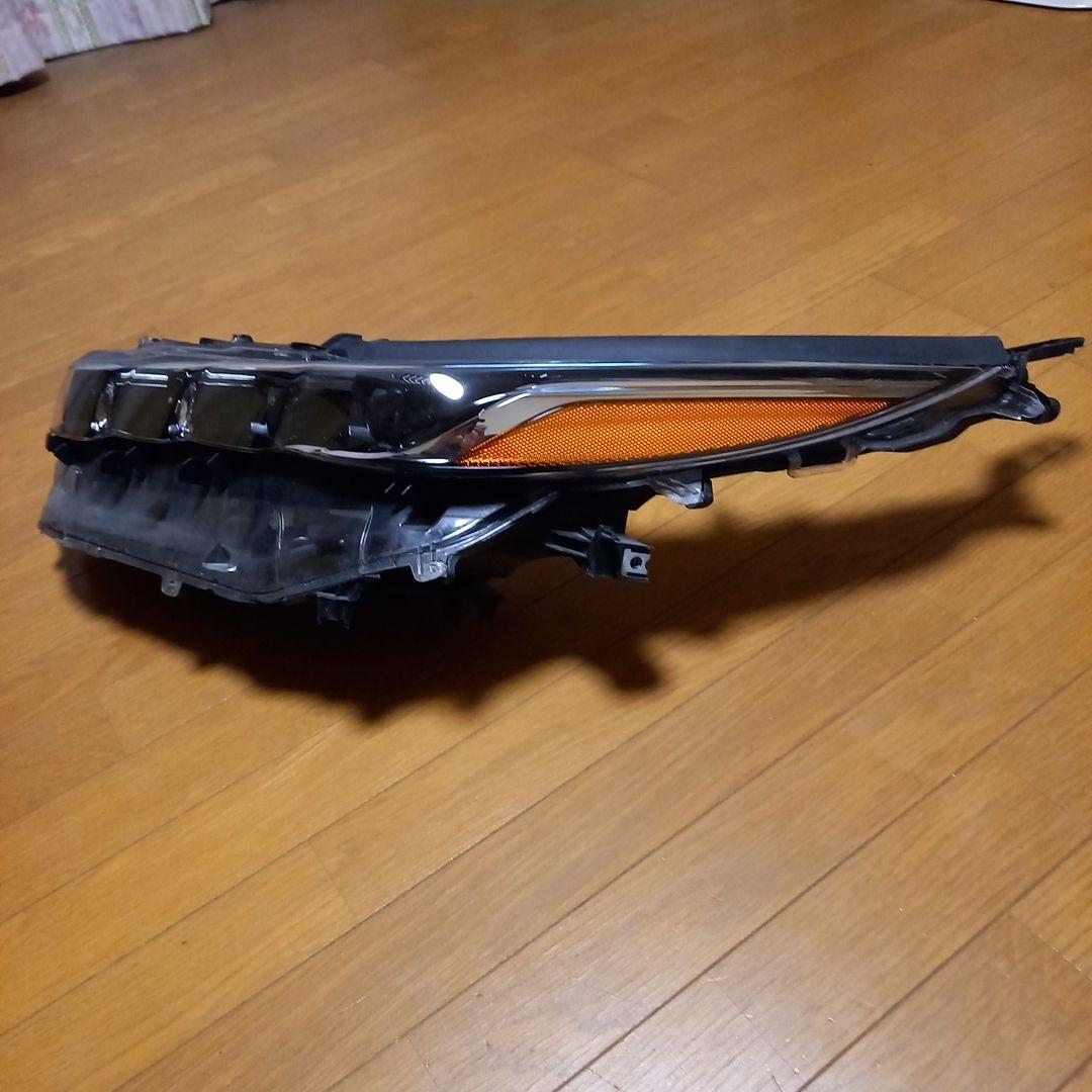 トヨタプリウスプラグインハイブリッド用中古左側ヘッドライトユニット。コイト製品