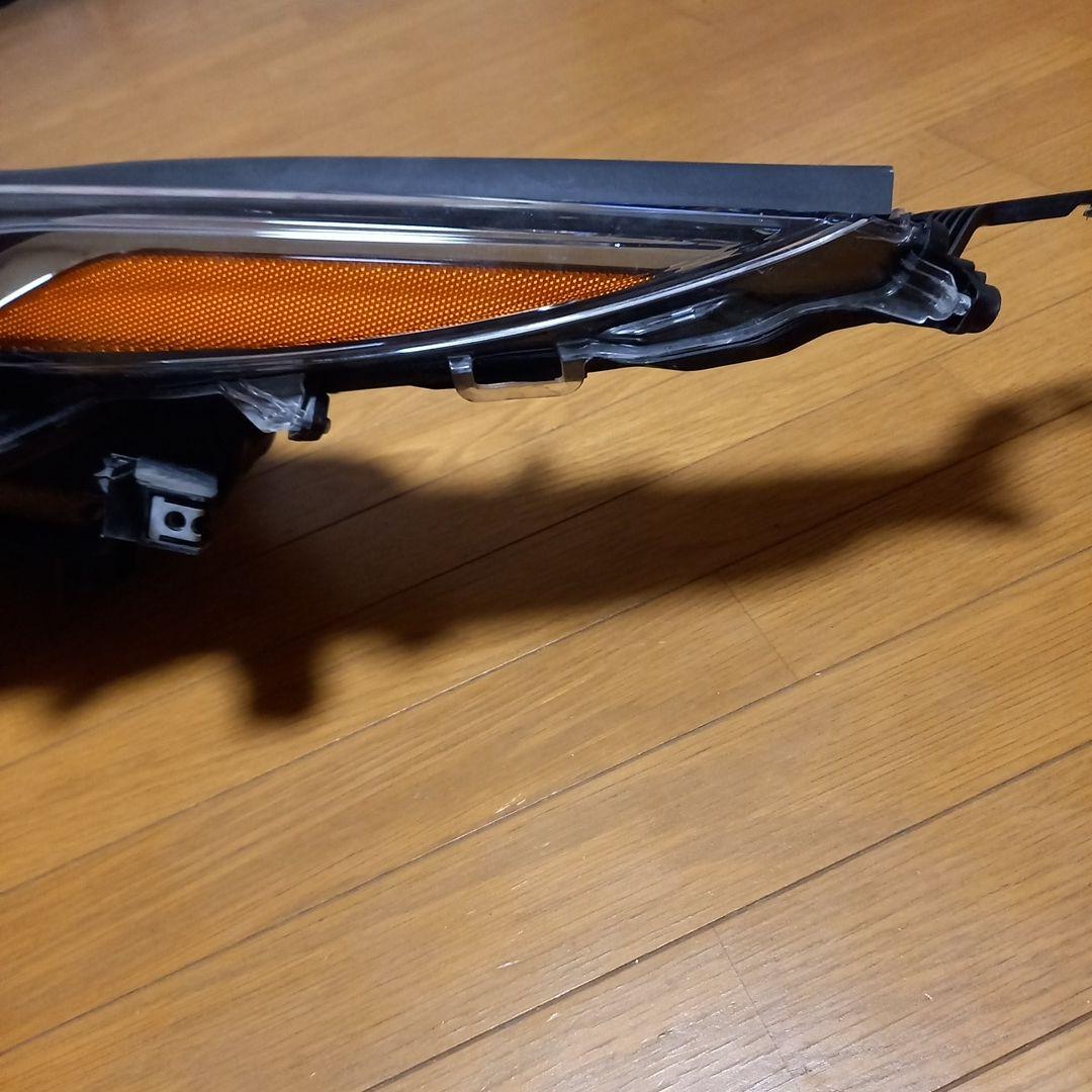 トヨタプリウスプラグインハイブリッド用中古左側ヘッドライトユニット。コイト製品