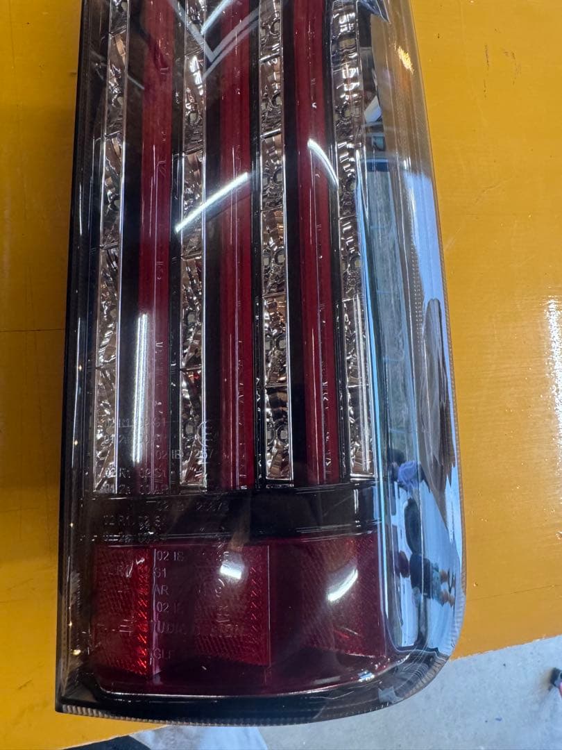 LEDテールライト スモーク 左右セット　ハイエース　テールランプ