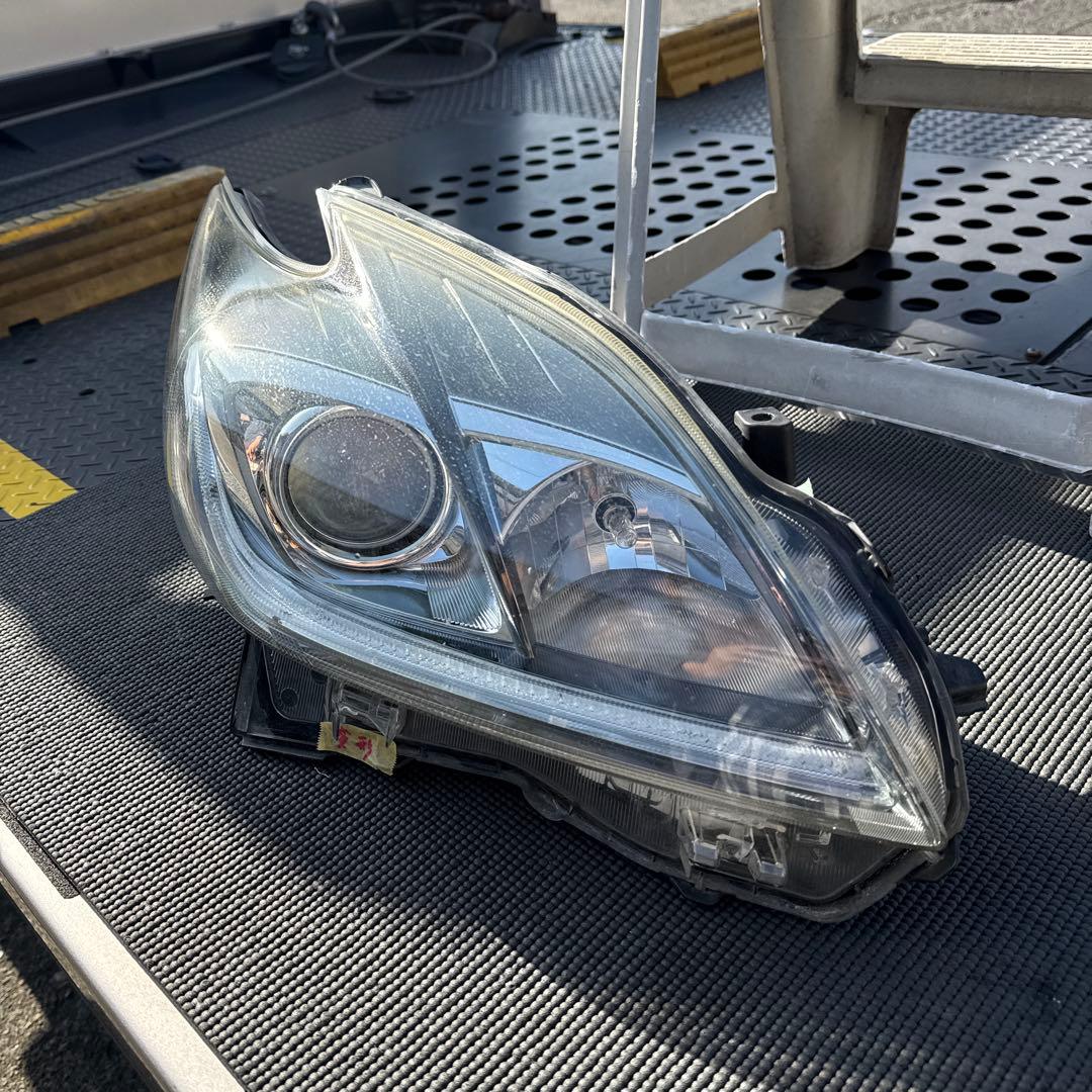 トヨタ　プリウス30 後期　HID ヘッドランプ　ヘッドライト　左右セット中古品