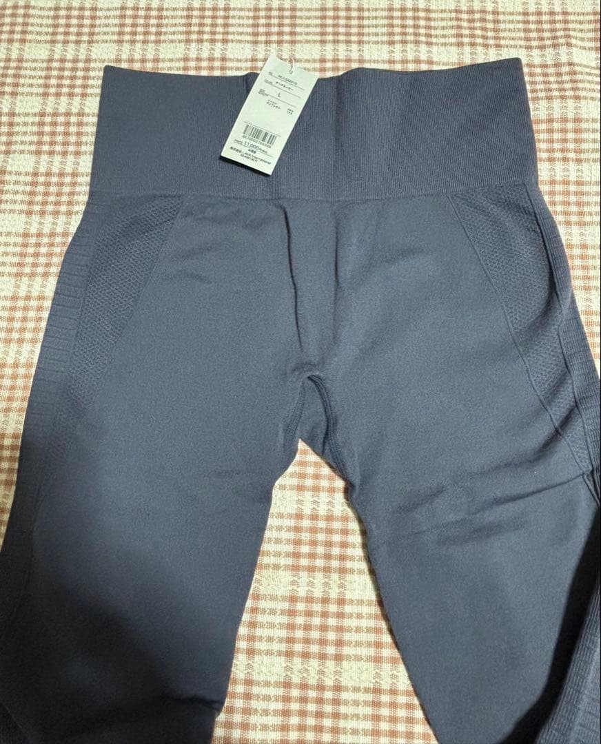 新品タグ付き★SUKALAシームレスアクティブレギンス （L）★LAVA