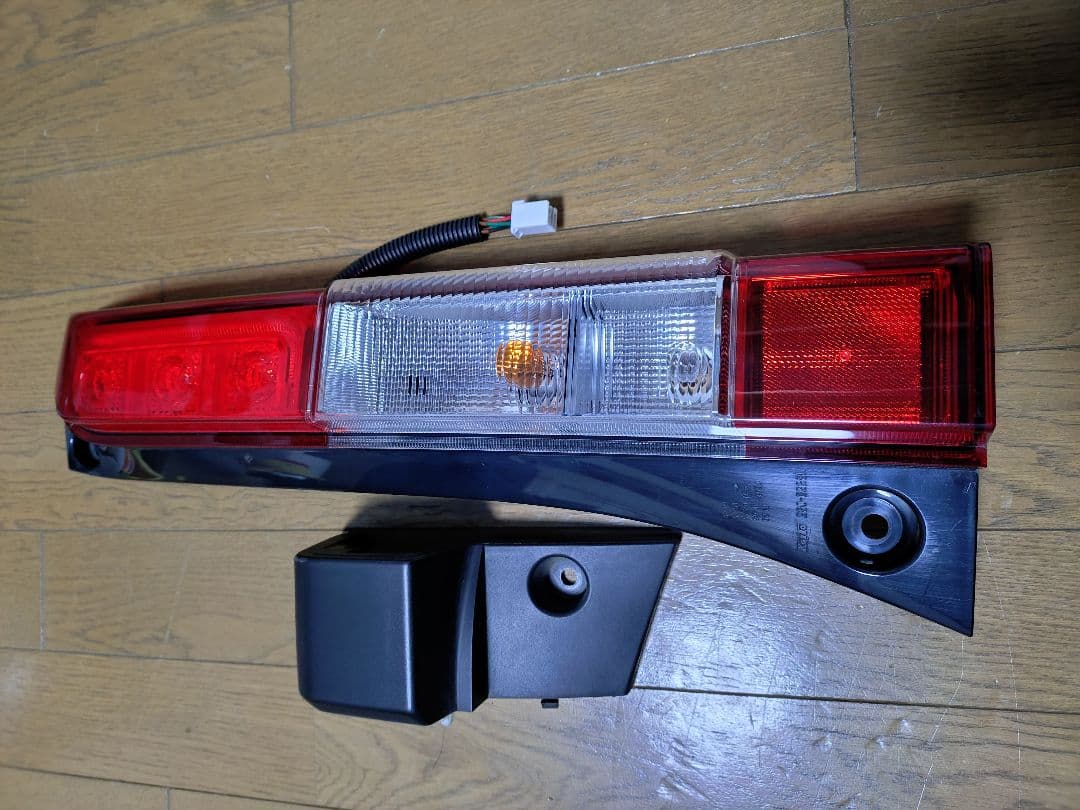 ホンダN-VAN 右テールランプ 中古品