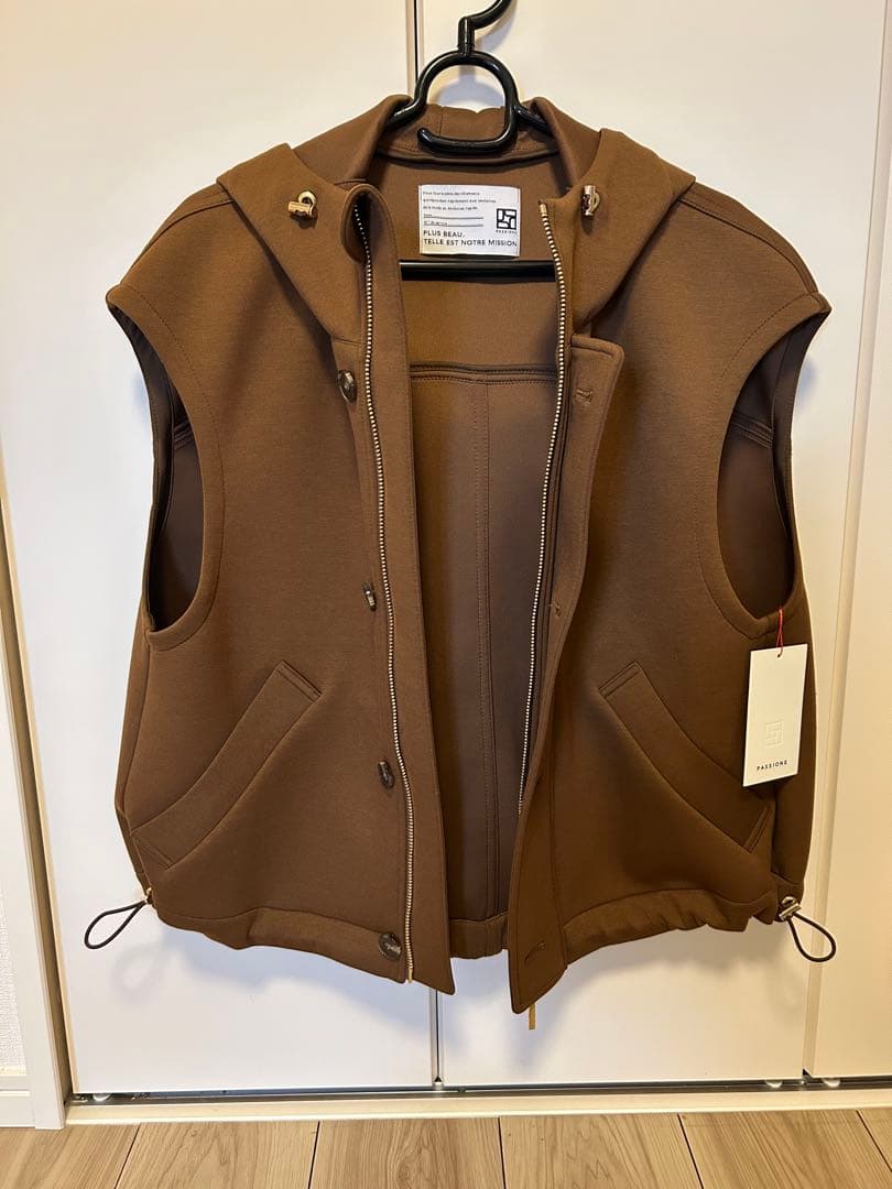 みか。新品　PASSIONE パシオーネ　パーカーベスト　ジャケット　38