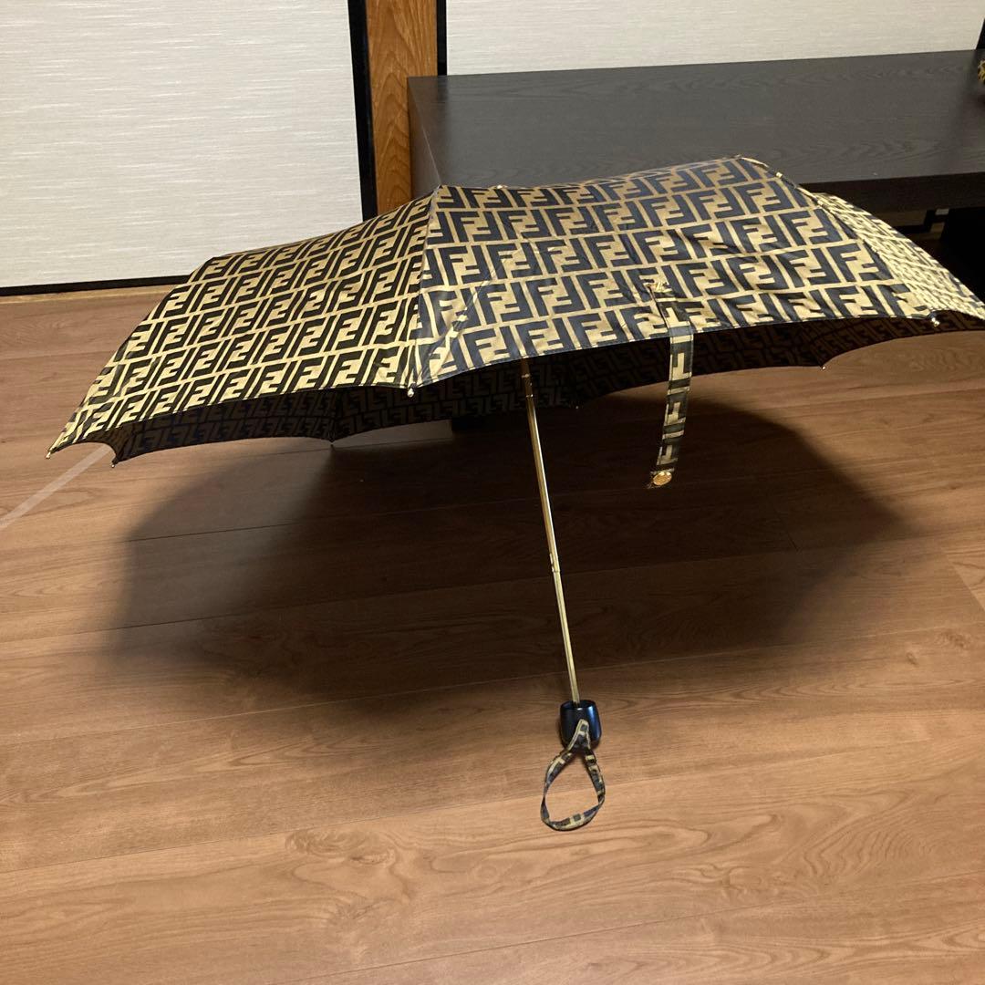 FENDI 折りたたみ傘 黒と金