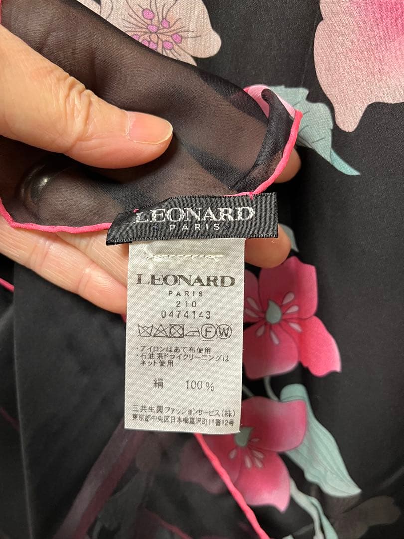 LEONARD 黒地花柄 シルクスカーフ 縦長タイプ ショールにも
