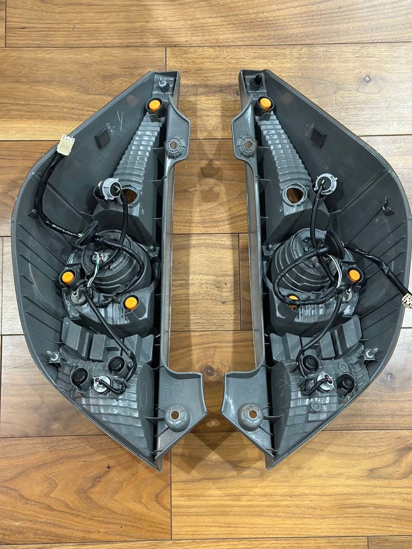 トヨタ NHP10 アクア 前期 右と左 セットテールライト STANLEY
