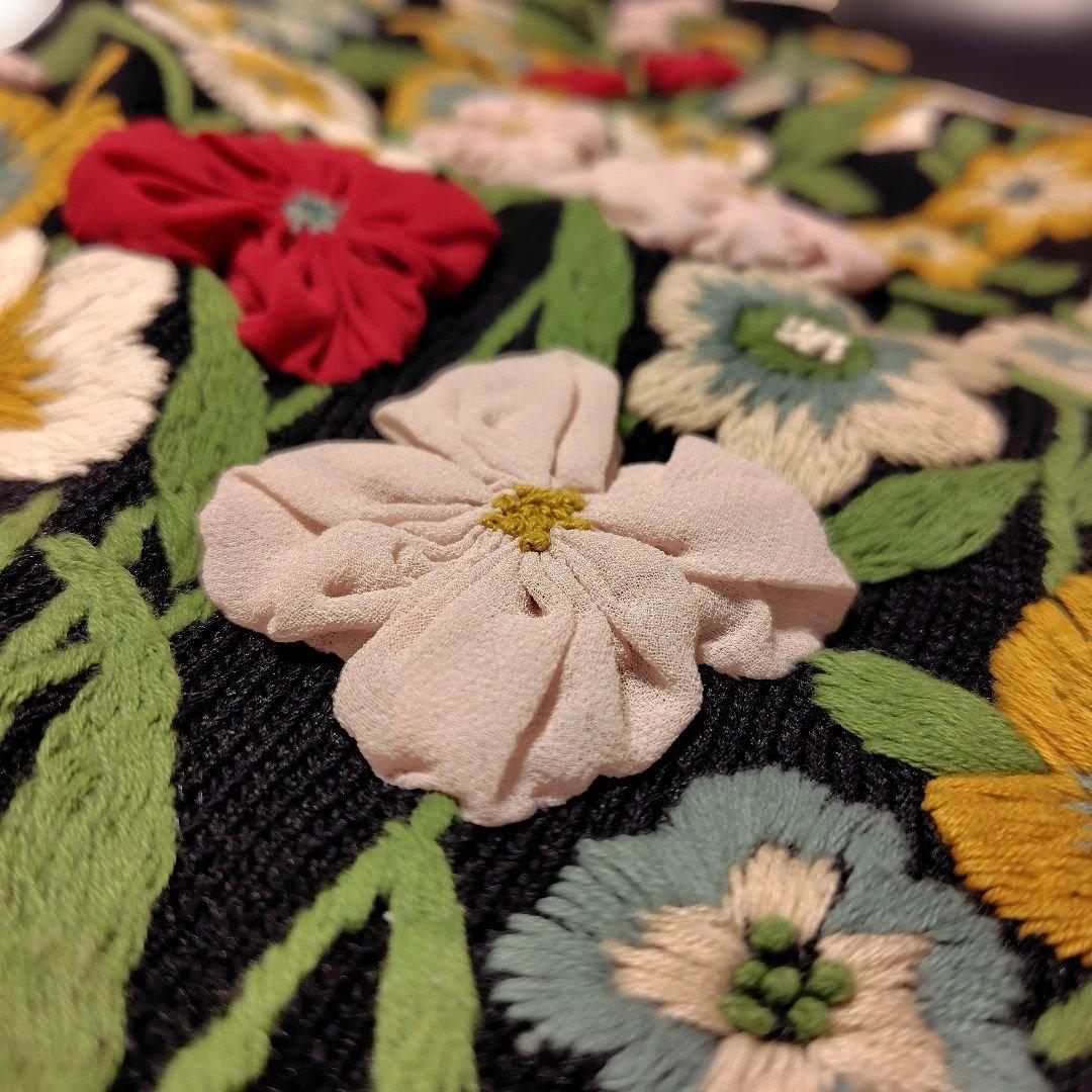 美品♦シビラ華やかな花柄刺繍　ベスト セーター　ノースリーブSybilla