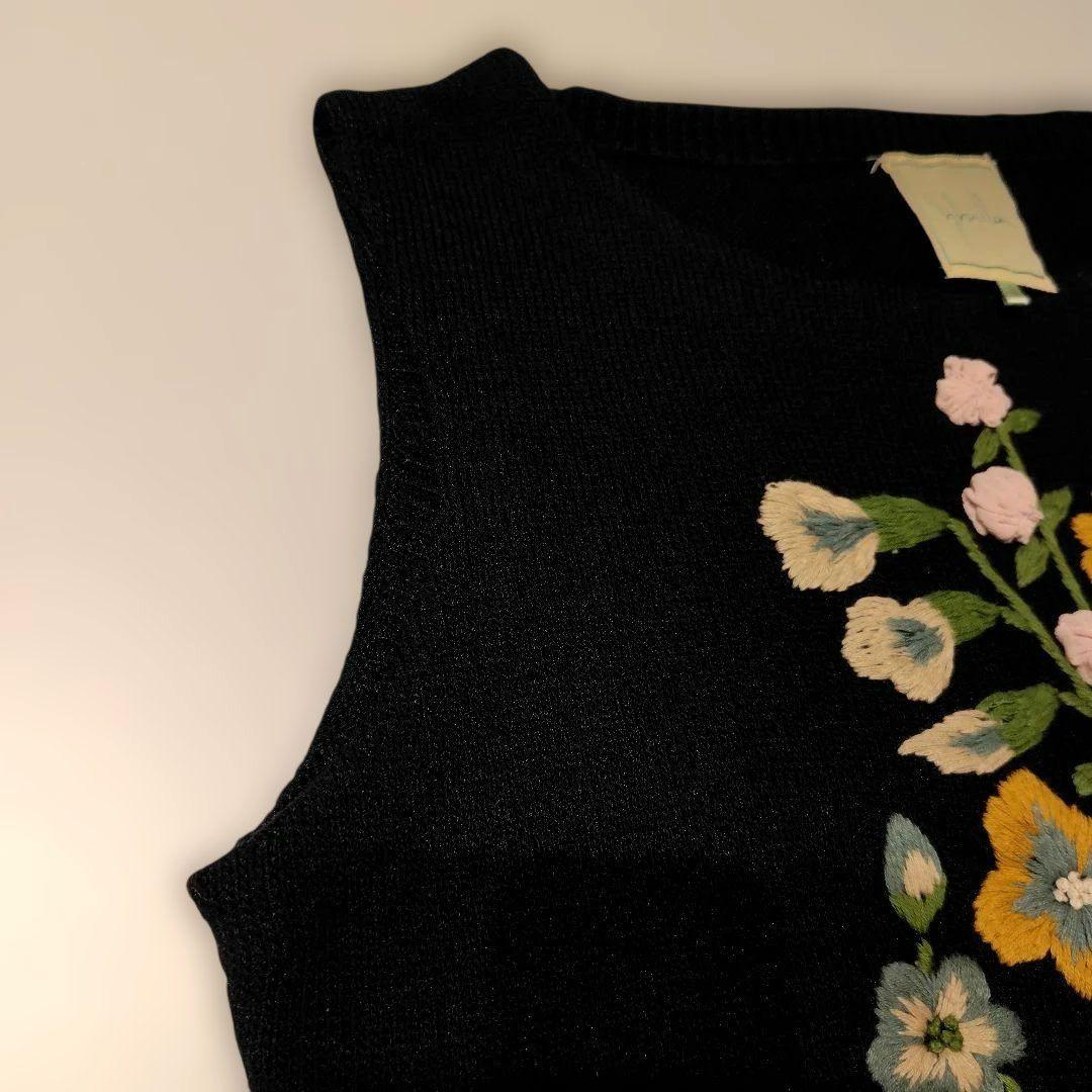 美品♦シビラ華やかな花柄刺繍　ベスト セーター　ノースリーブSybilla