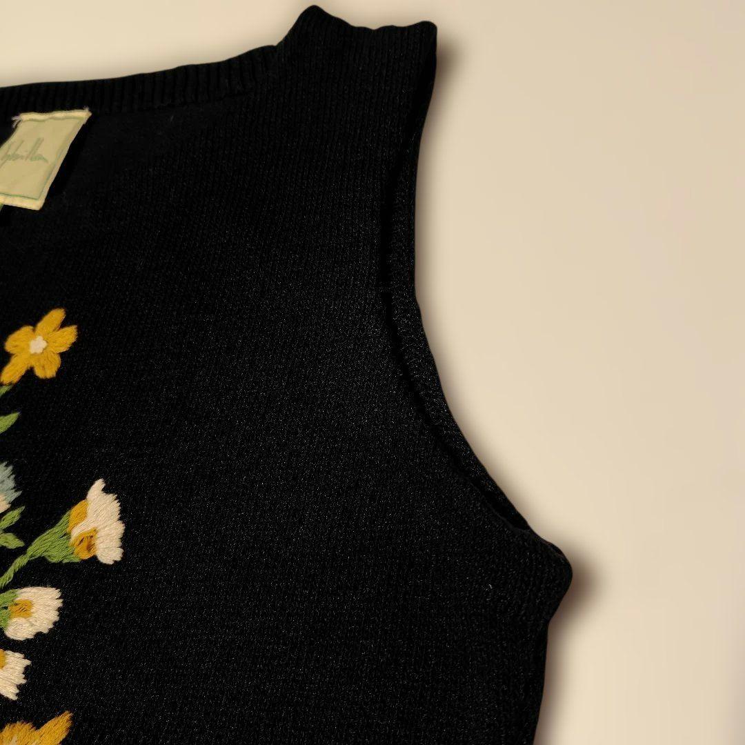 美品♦シビラ華やかな花柄刺繍　ベスト セーター　ノースリーブSybilla