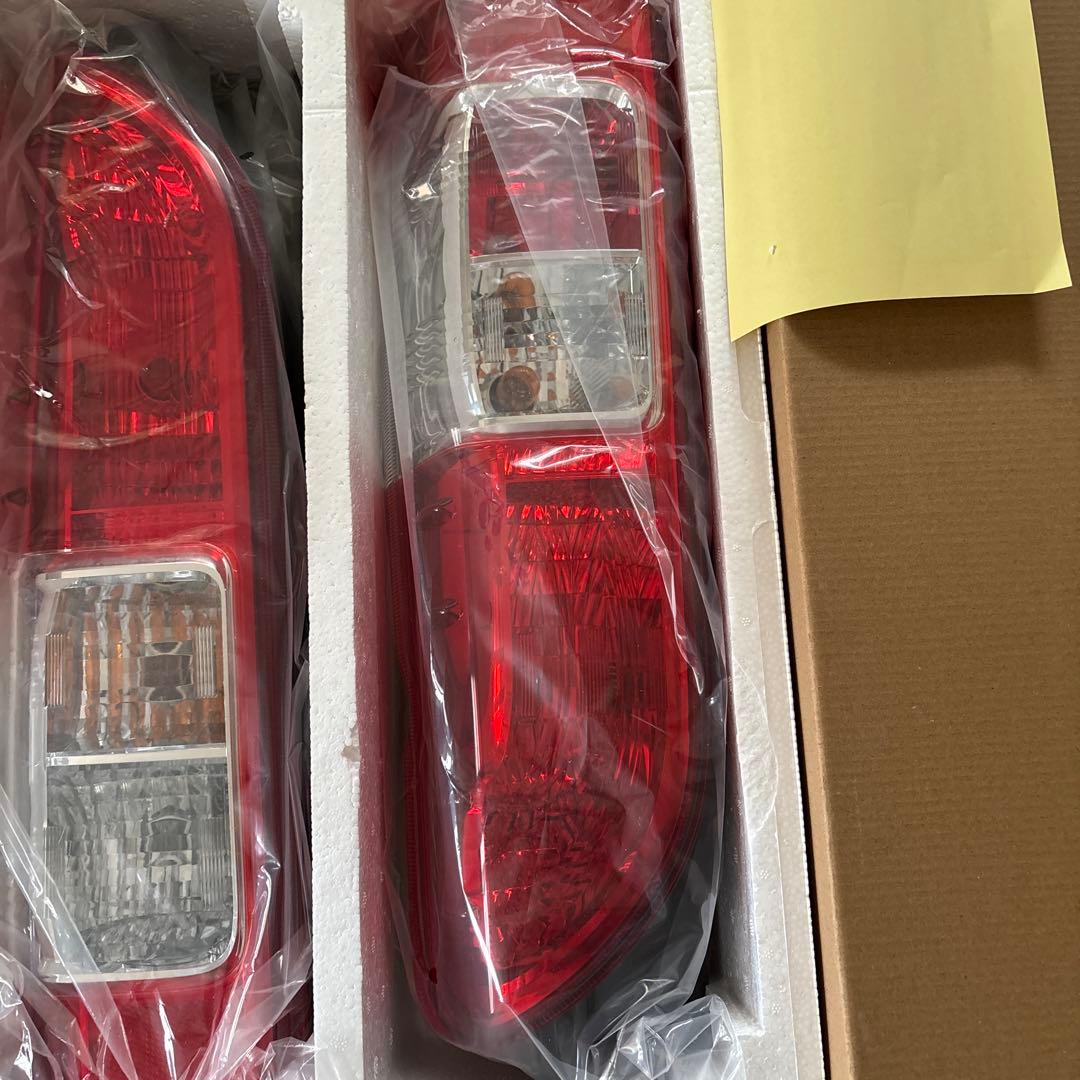 ハイエース　200系　純正テールランプ