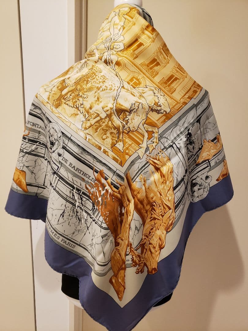 【極美品】HERMES　カレ90 ～バルトルディの泉～ グレイッシュブルー