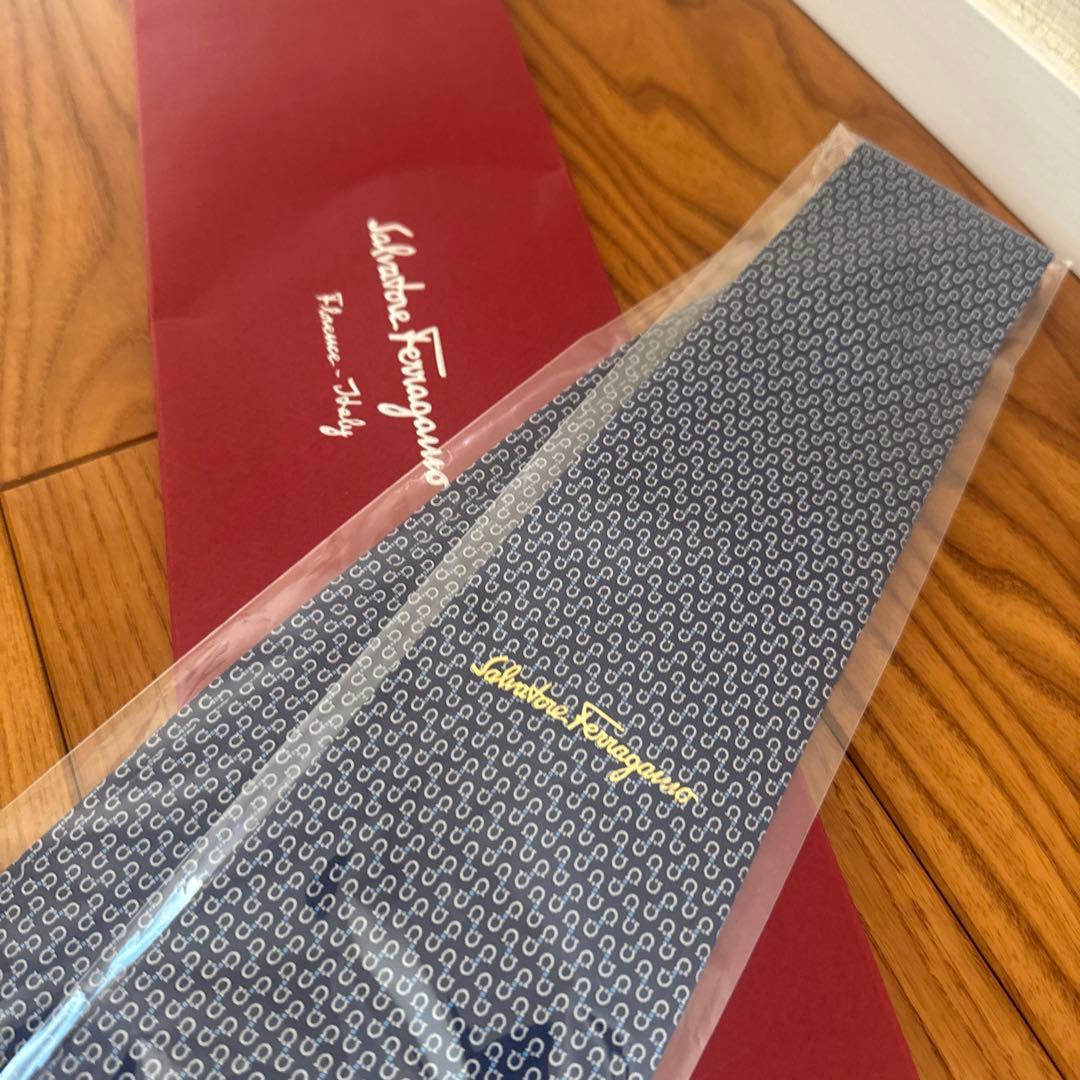 【新品】Salvatore Ferragamo ネクタイ ネイビー袋箱付き