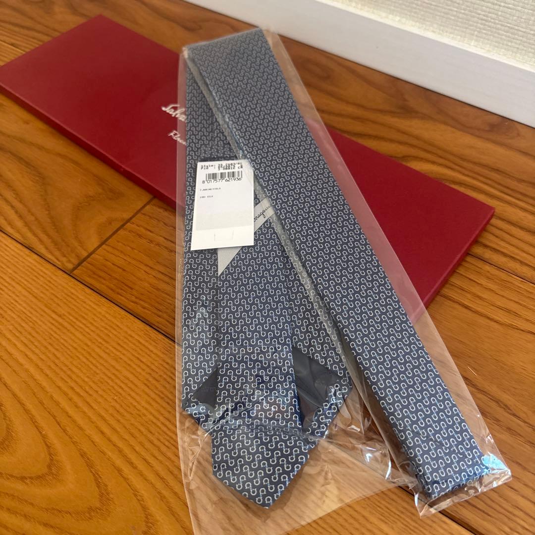 【新品】Salvatore Ferragamo ネクタイ ネイビー袋箱付き