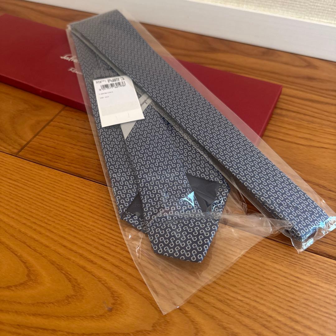 【新品】Salvatore Ferragamo ネクタイ ネイビー袋箱付き