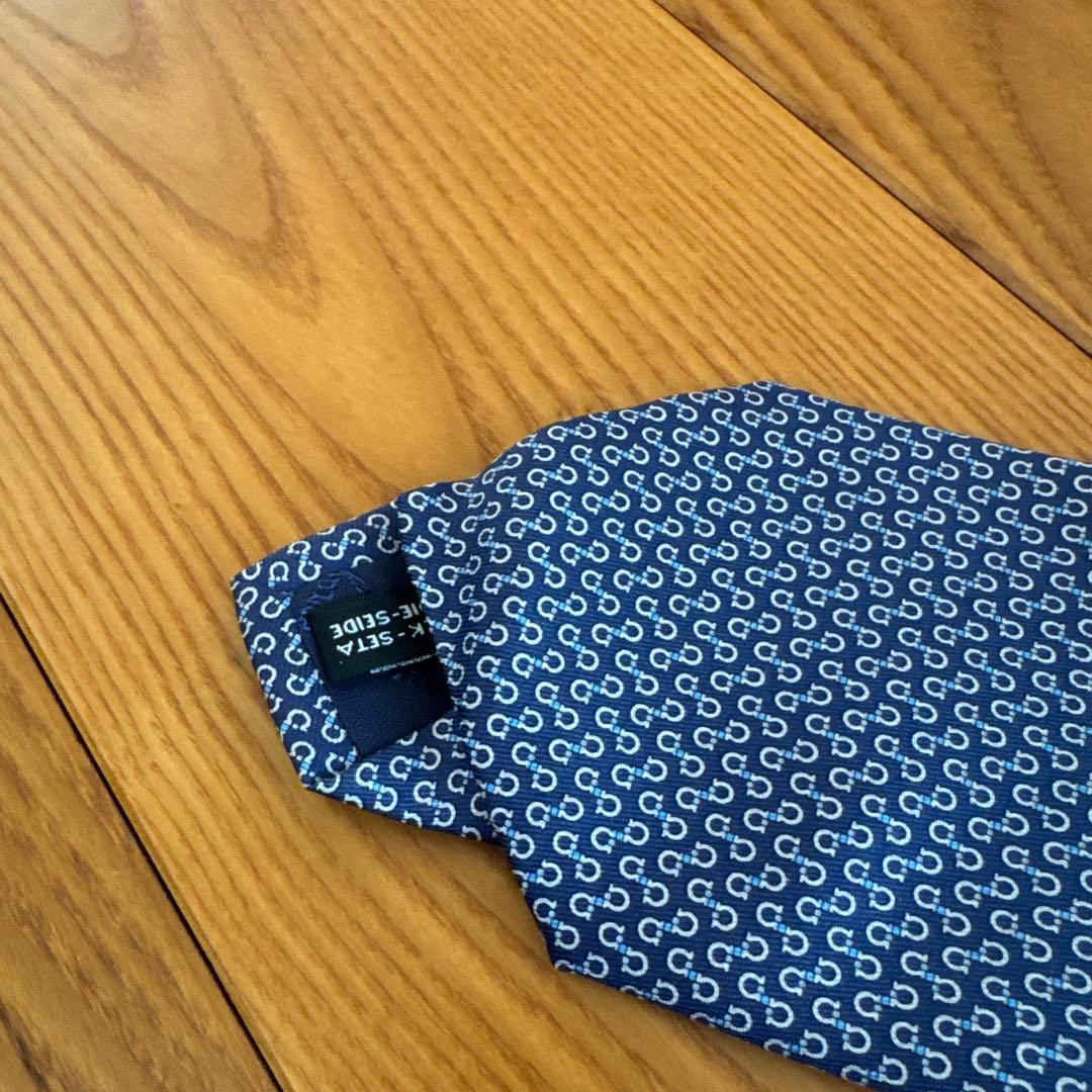 【新品】Salvatore Ferragamo ネクタイ ネイビー袋箱付き