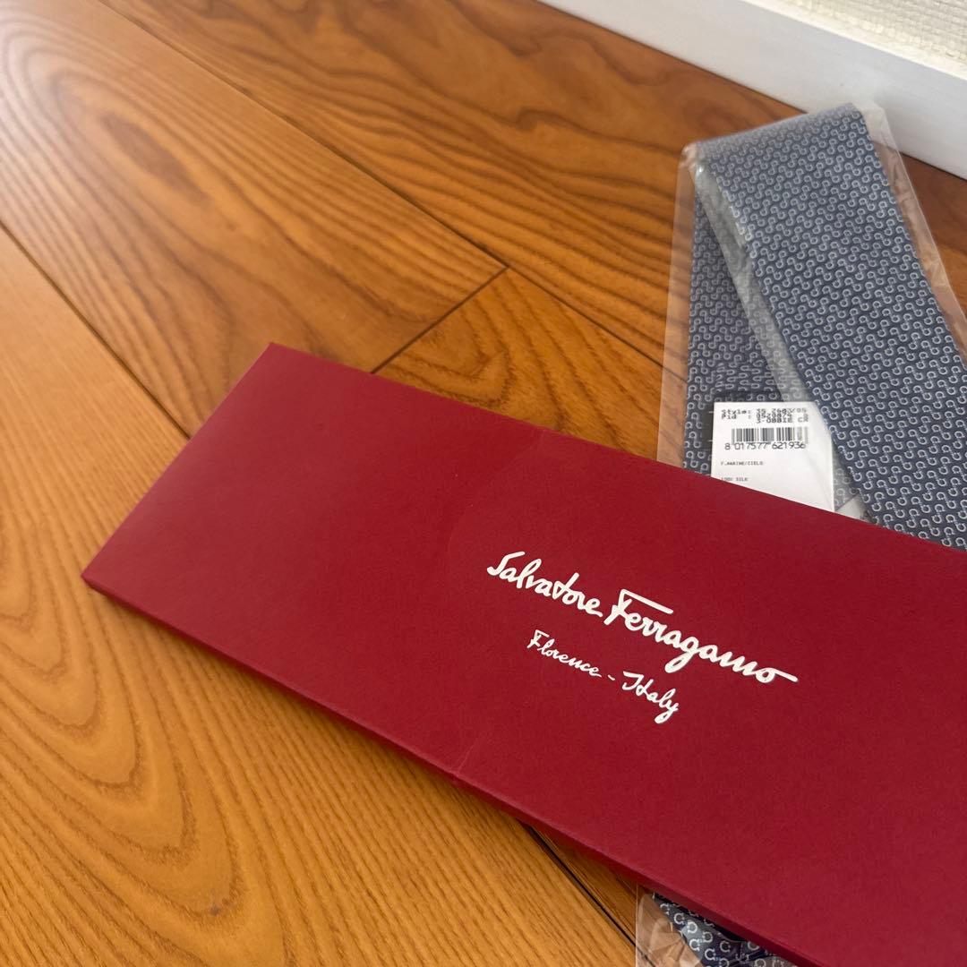 【新品】Salvatore Ferragamo ネクタイ ネイビー袋箱付き