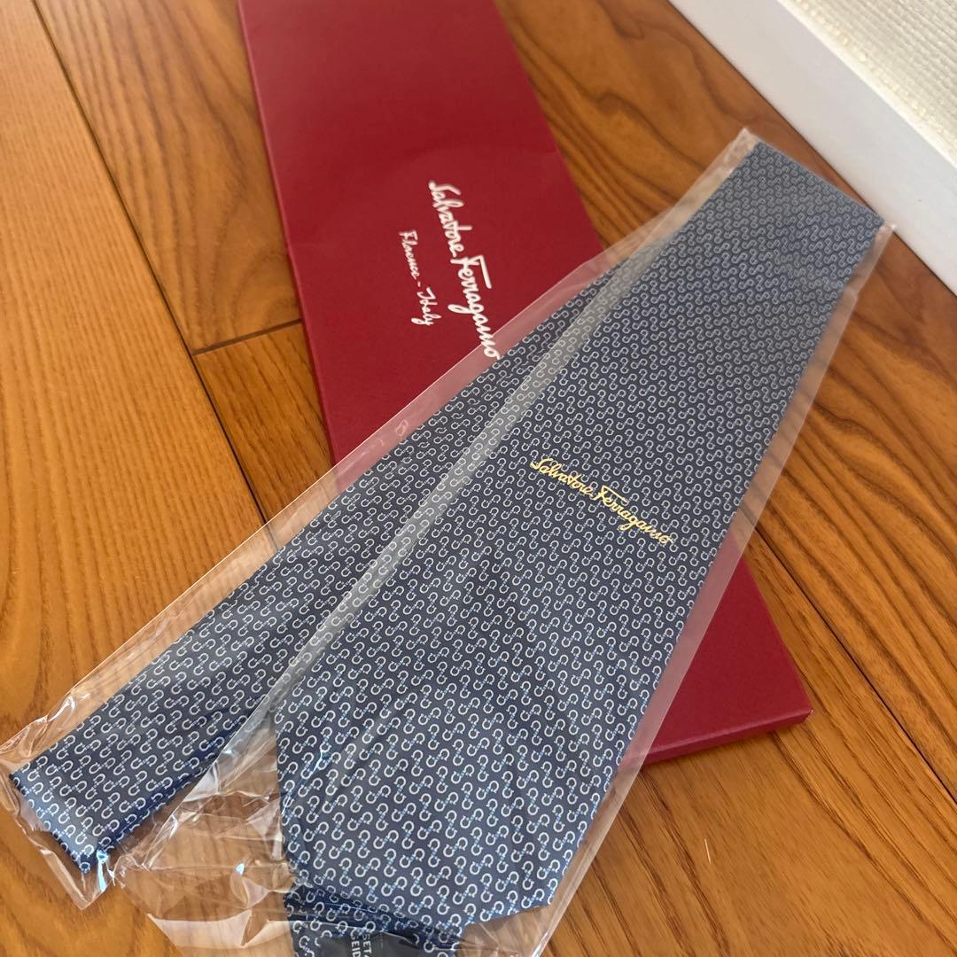 【新品】Salvatore Ferragamo ネクタイ ネイビー袋箱付き