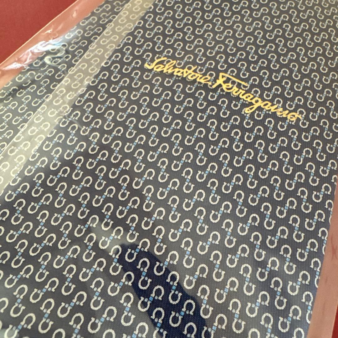 【新品】Salvatore Ferragamo ネクタイ ネイビー袋箱付き