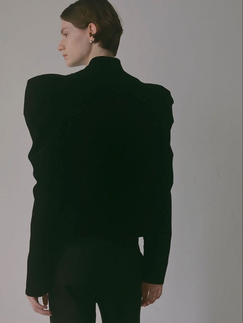 HER. ベロアパワーショルダー