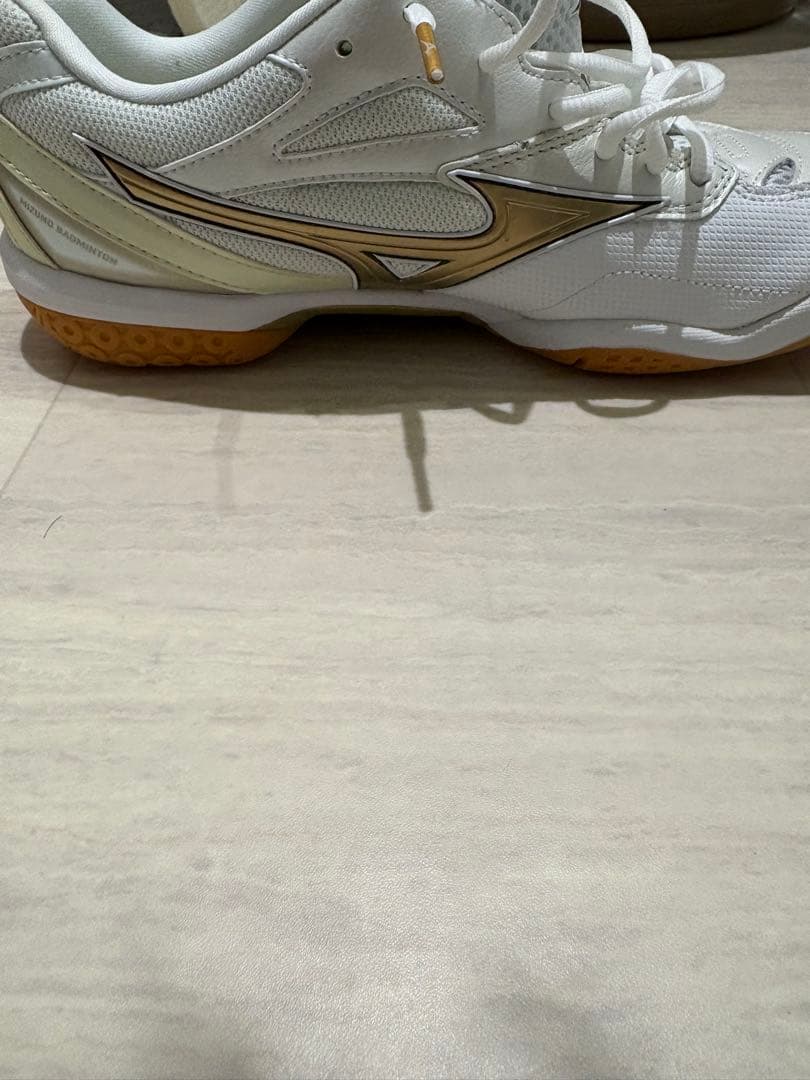 Mizuno ウエーブファング PRO バドミン ホワイト/ゴールド27.5cm
