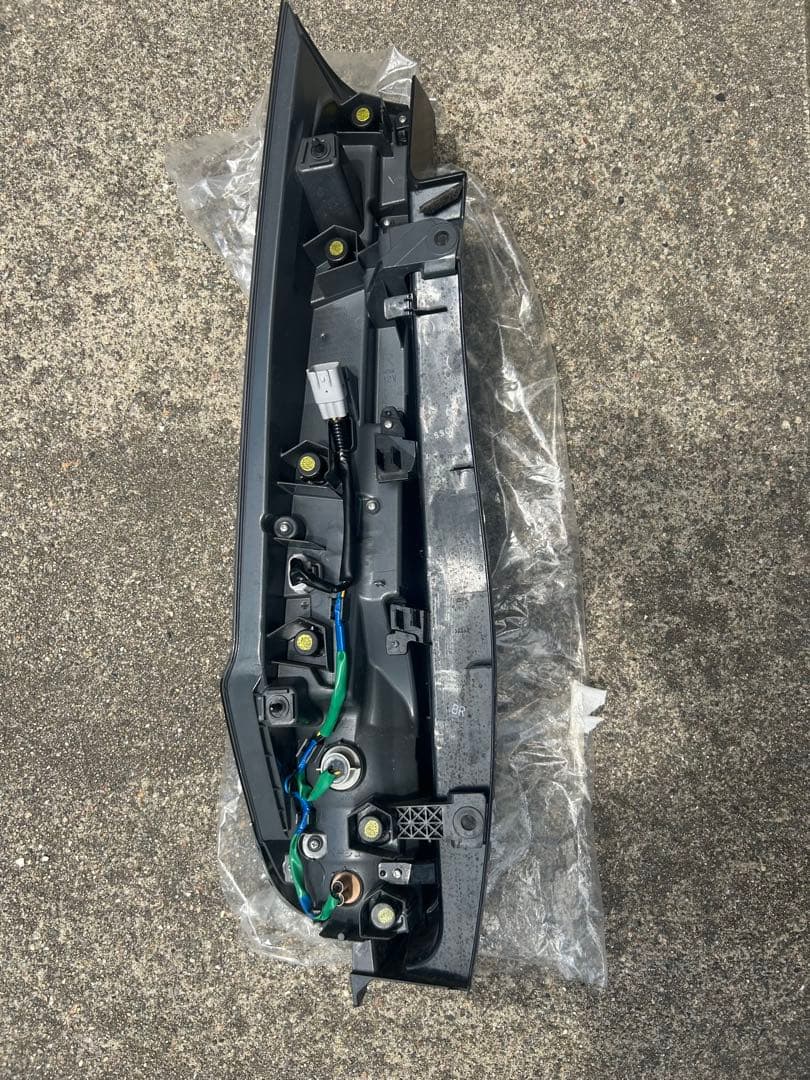 ヴォクシー80前期テールランプ