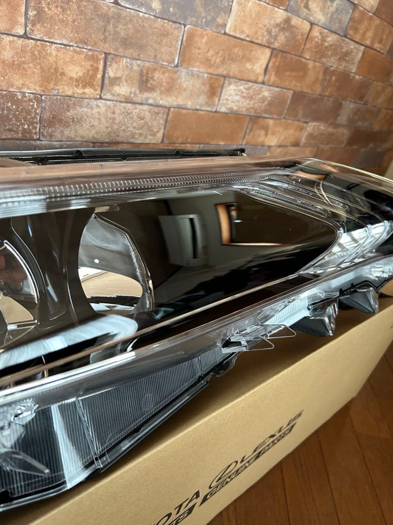 トヨタハリアー60右側前期ヘッドライト新品未使用