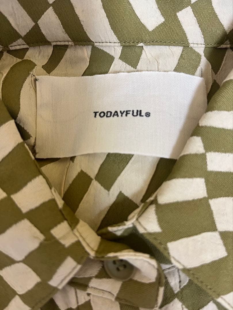 トゥデイフル柄シャツ　オリーブグリーン