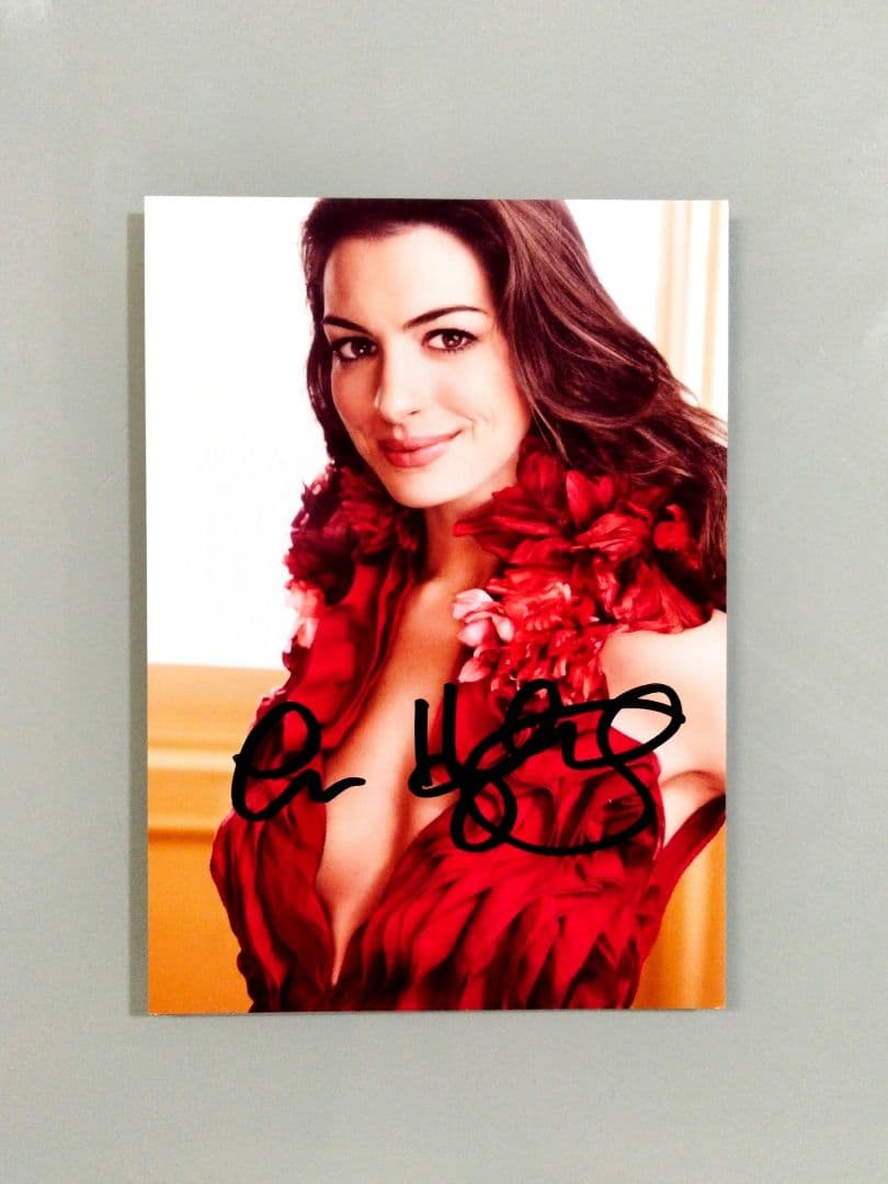 セール中…アンハサウェイ直筆サイン入り2Lサイズ写真…Anne Hathaway
