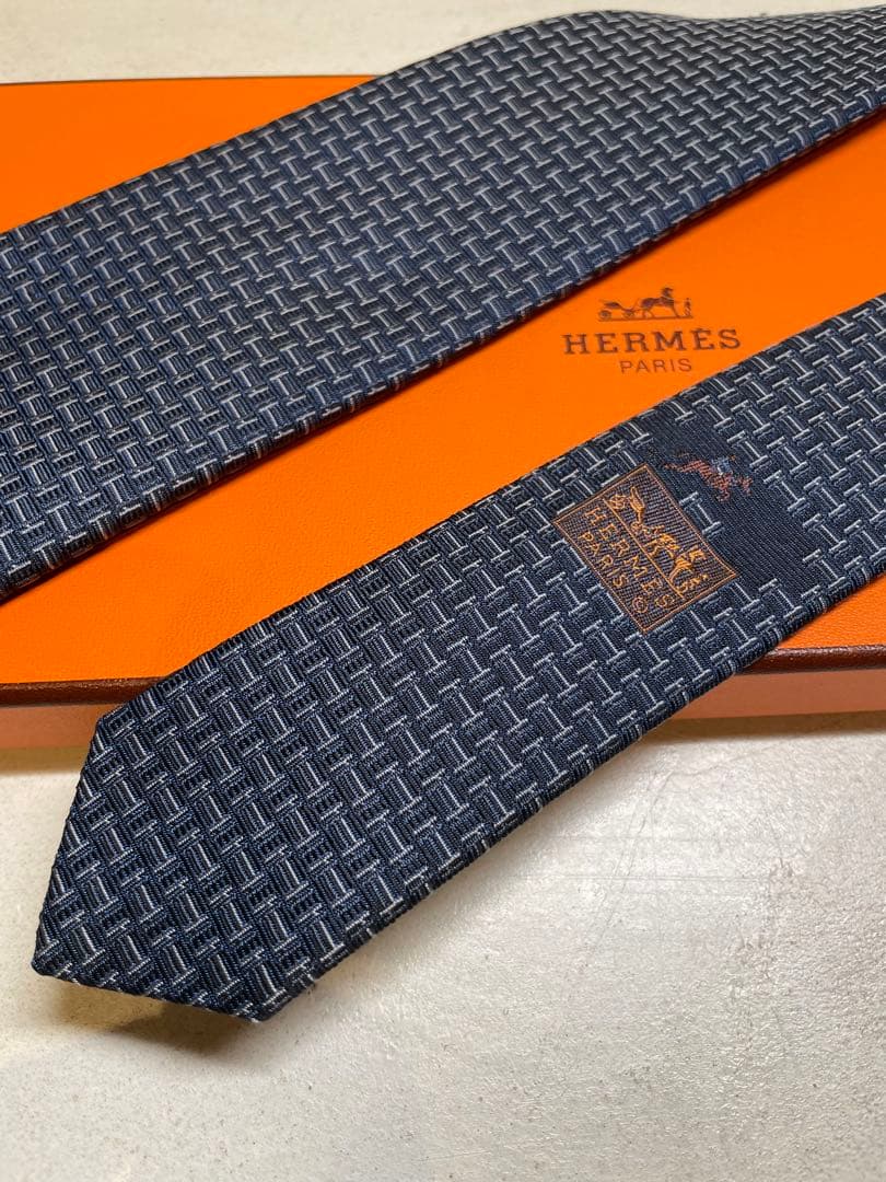 【新品未使用】HERMES ネイビー H総柄ネクタイ　シルク100% 成人式向け