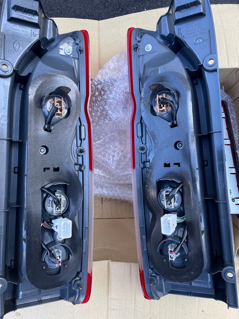 トヨタ　ハイエース200系後期型純正テールランプ 左右セット　ハイマウント付き