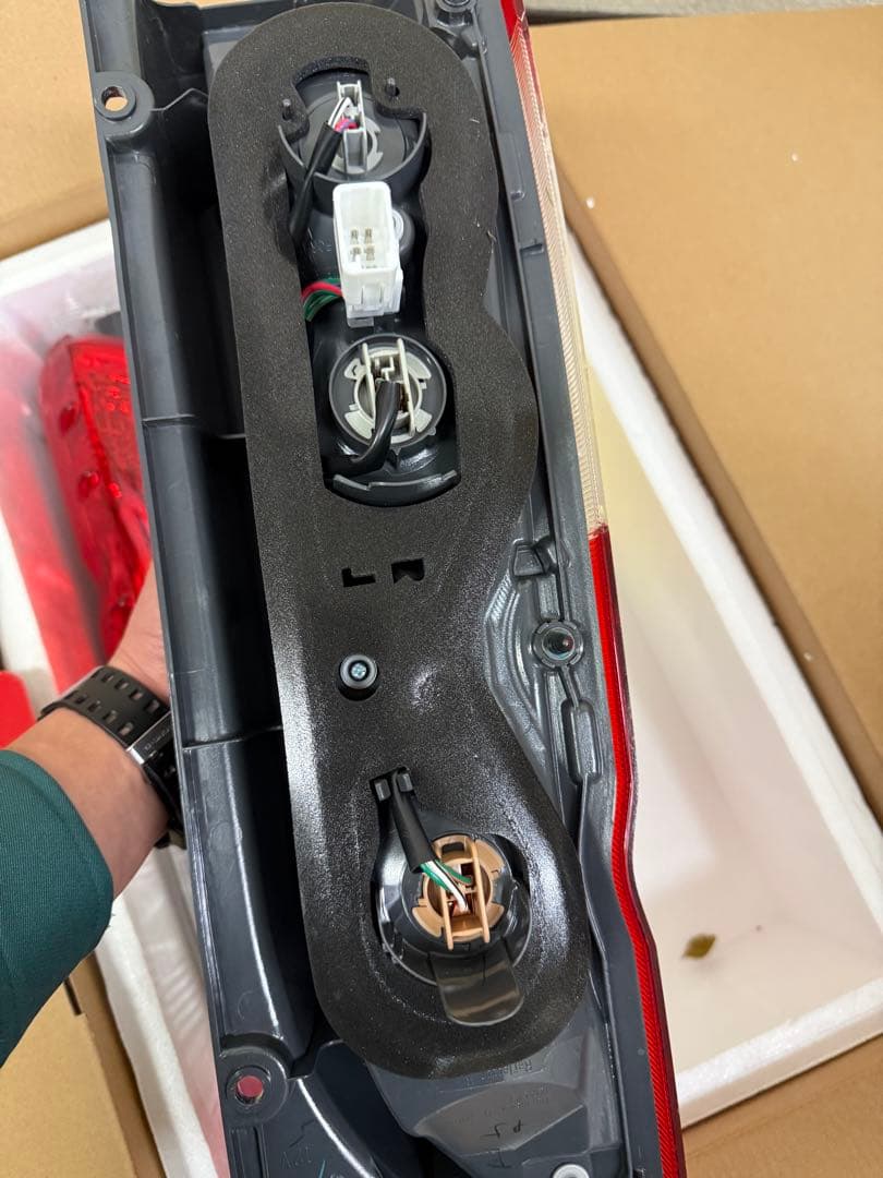 ハイエース8型　純正テールランプ　200系