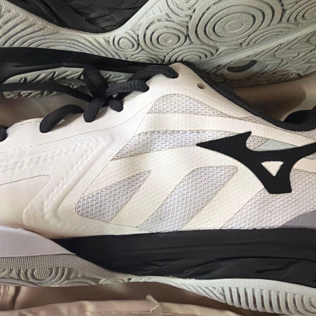 美品　Mizuno バドミントンシューズ ホワイト/ブラック