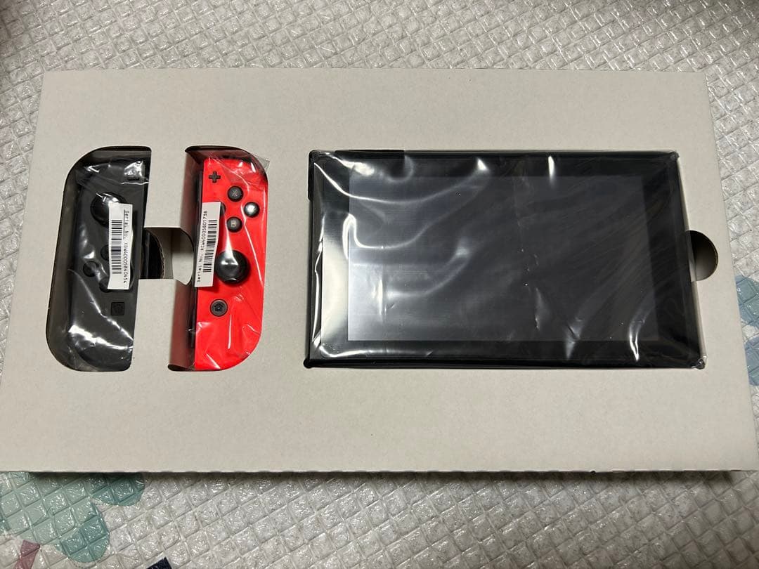Nintendo Switch 本体　Joy-Con色違い