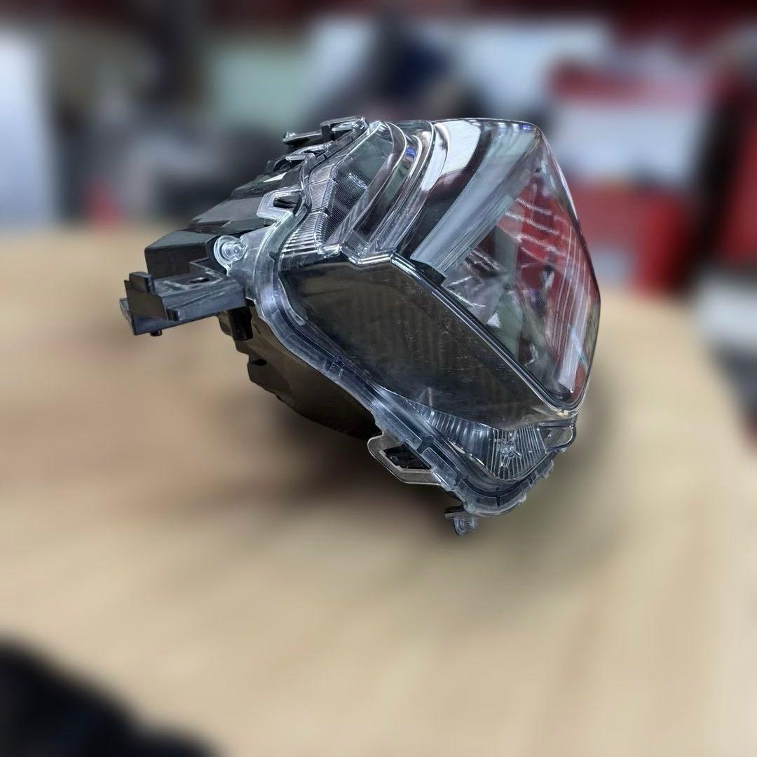 トヨタ　ライズ　左ヘッドライトassy 取付部カケ有り