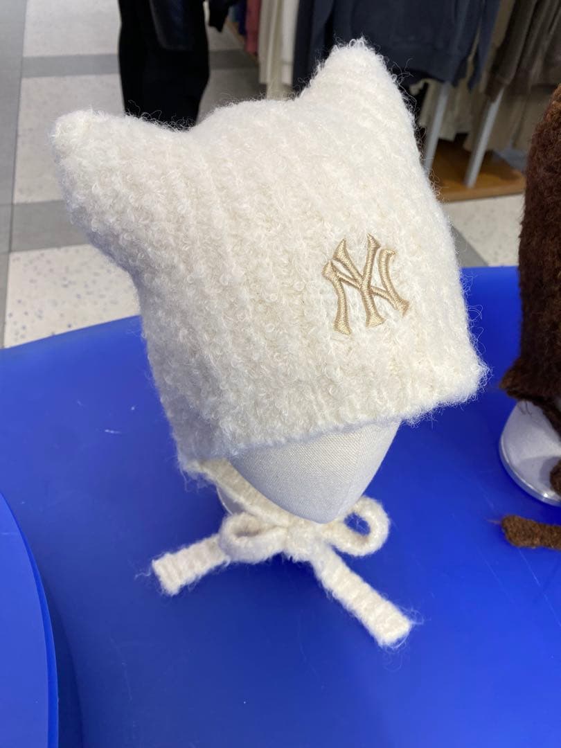 韓国　MLB 猫耳　ニット帽　ビーニー　紐付き　カリナ　未開封　白　アクセ付き