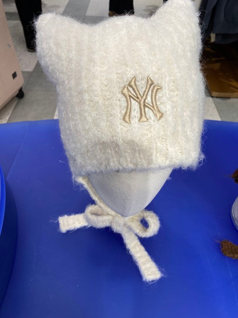 韓国　MLB 猫耳　ニット帽　ビーニー　紐付き　カリナ　未開封　白　アクセ付き