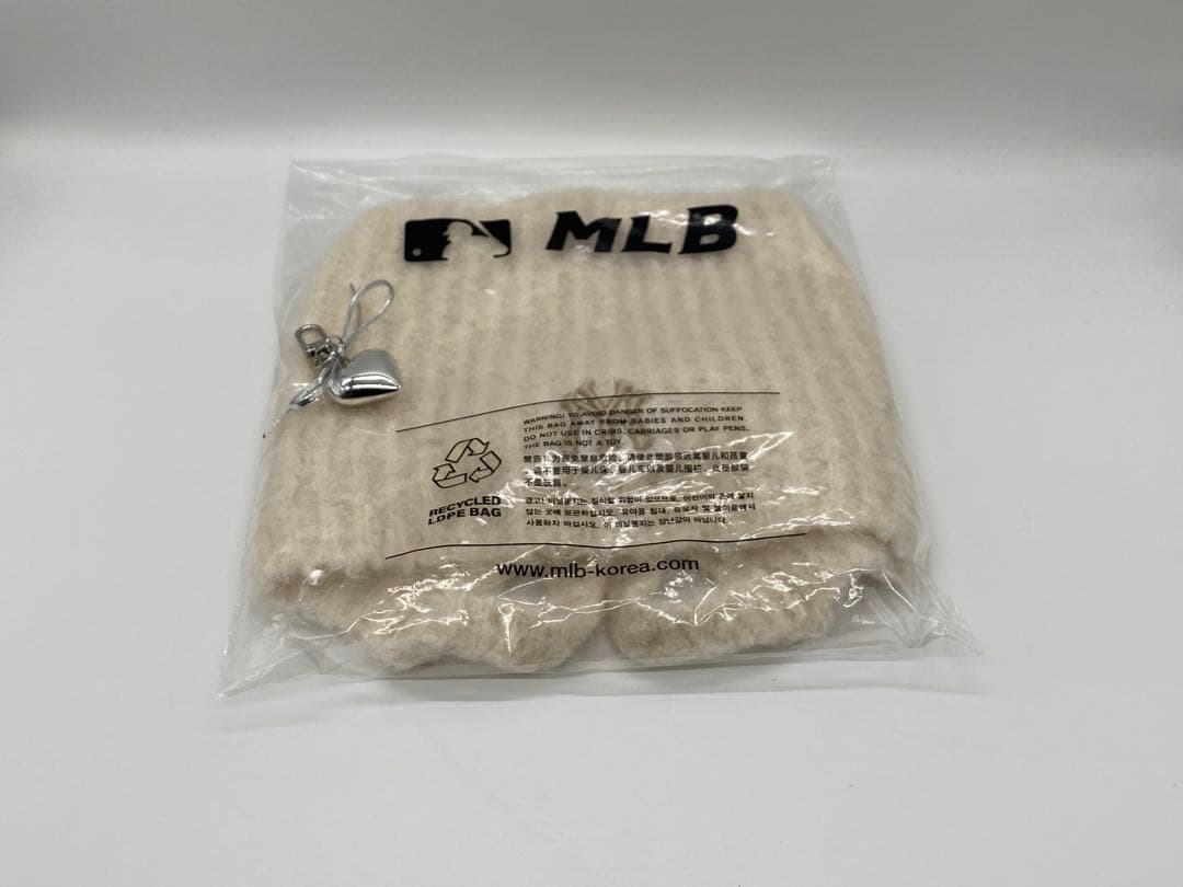 韓国　MLB 猫耳　ニット帽　ビーニー　紐付き　カリナ　未開封　白　アクセ付き