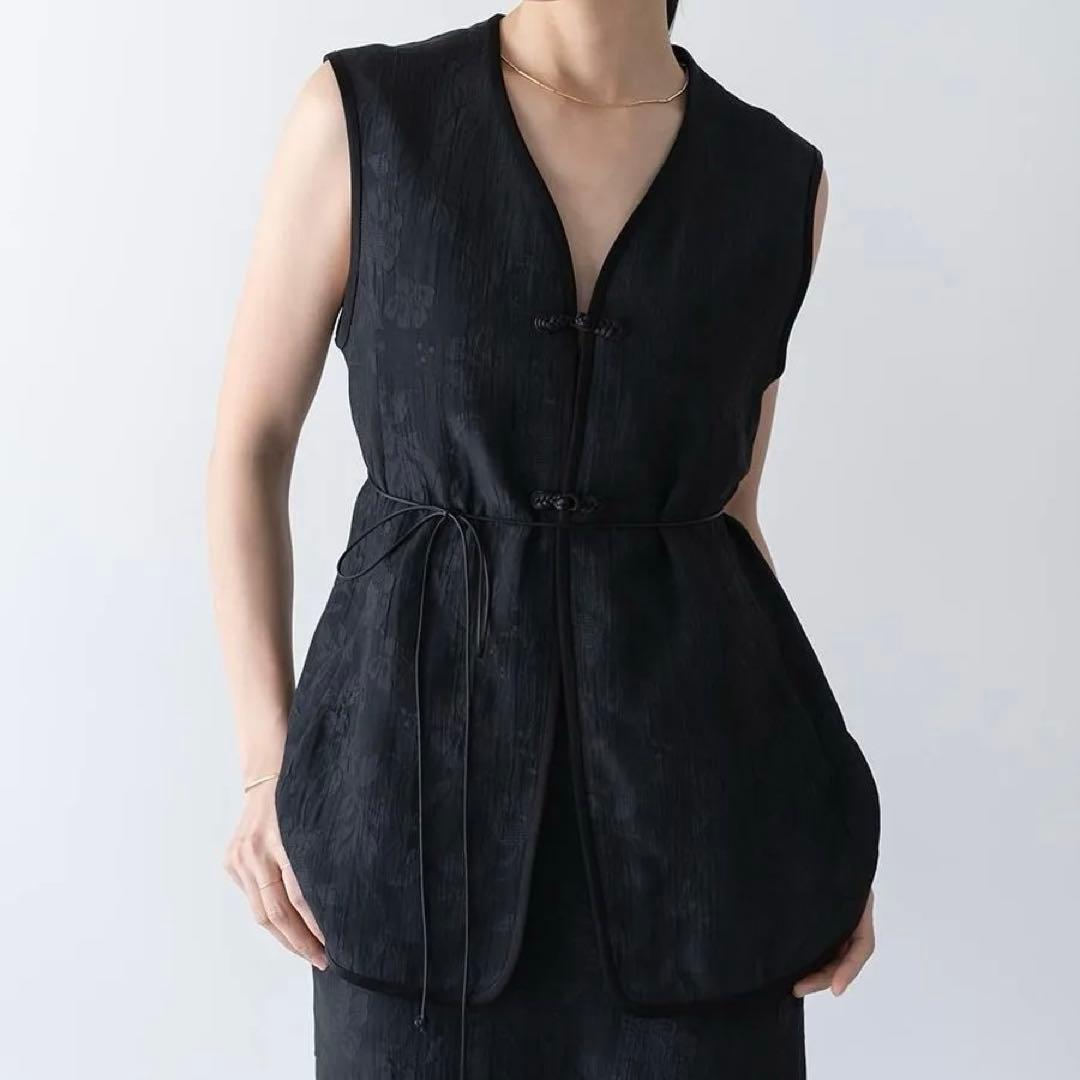 3/17まで Raised Jacquard Frog Button Vest