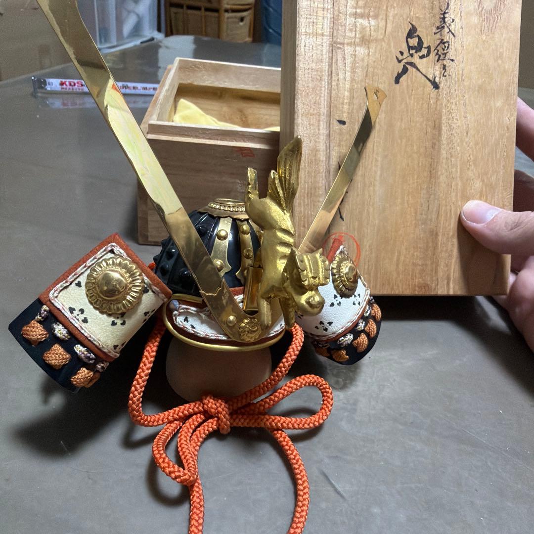 名工 甲冑師 加藤一冑 作　源義経公　長鍬形　獅子前立兜 共箱