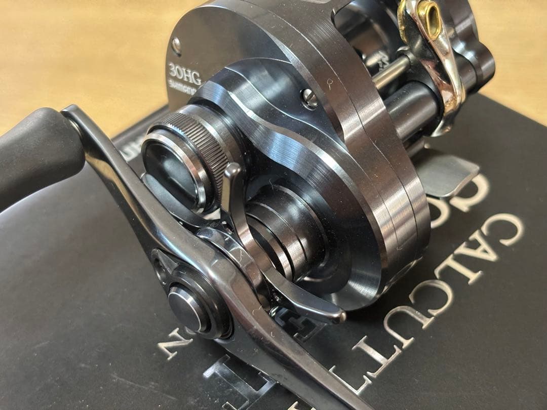 シマノ カルカッタコンクエストシャローエディション 30HG 右巻き