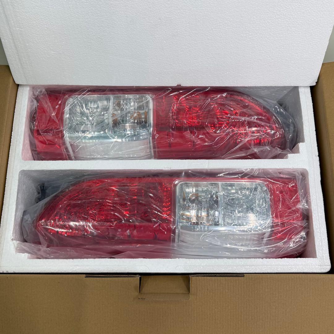 【新車外し】200 ハイエース 純正テールランプ 左右セット