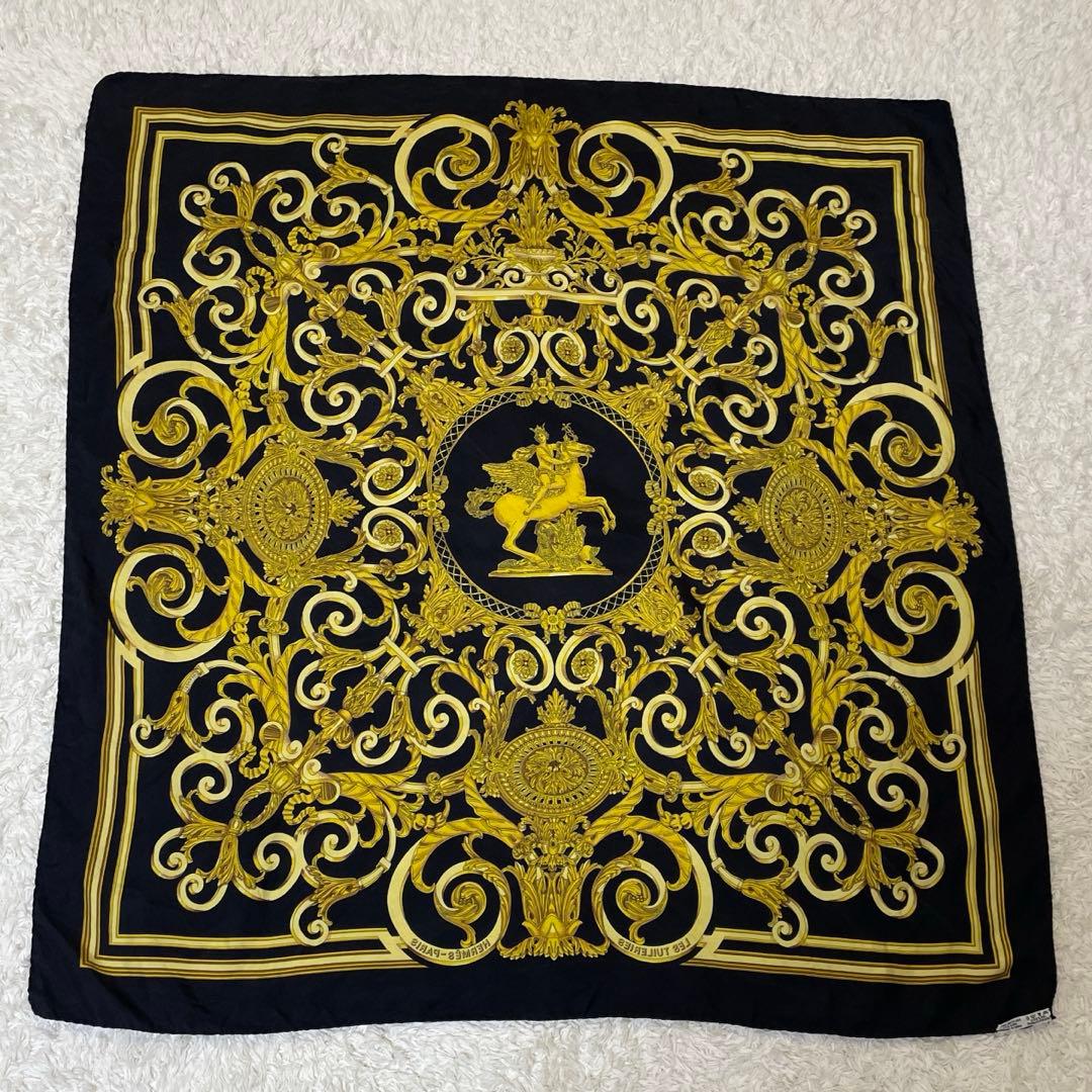 HERMES ゴールド ブラック シルクスカーフ　エルメス　カレ