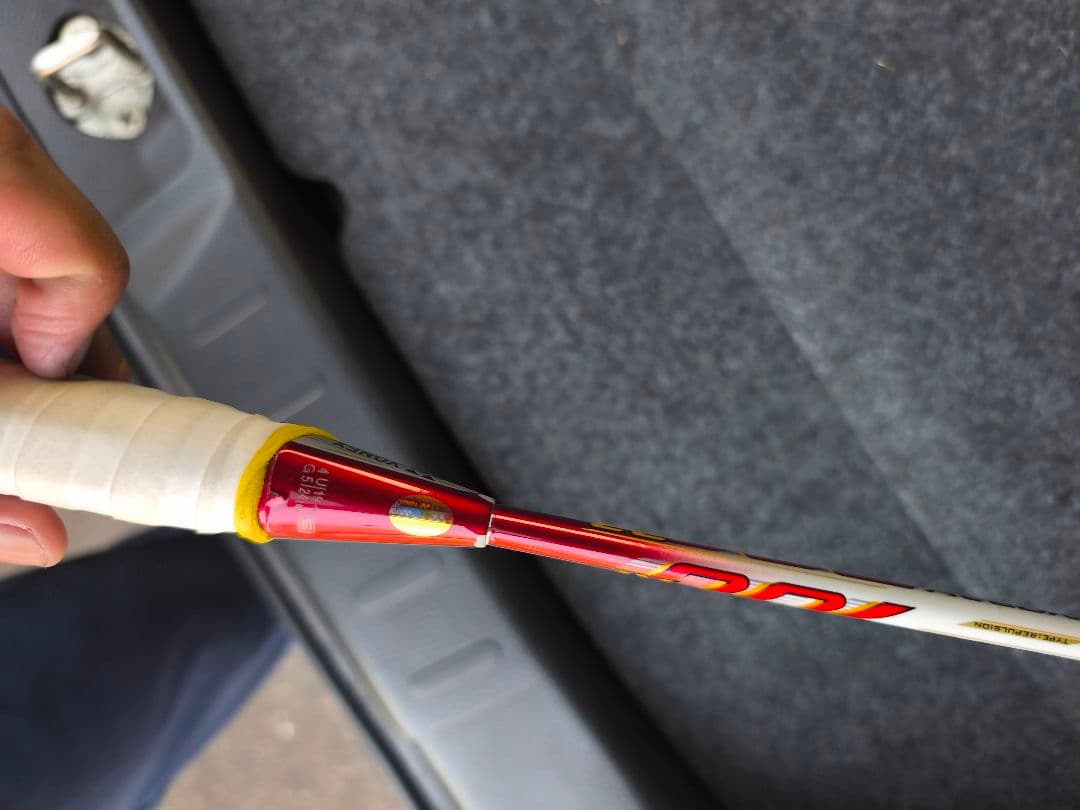 バドミントンラケット レッドとホワイト